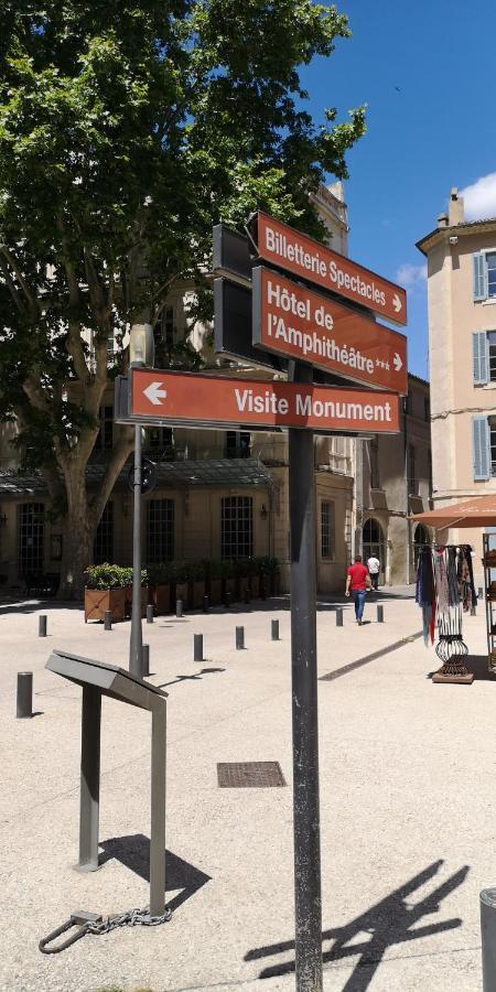 Hôtel De L'Amphithéâtre Nîmes Buitenkant foto