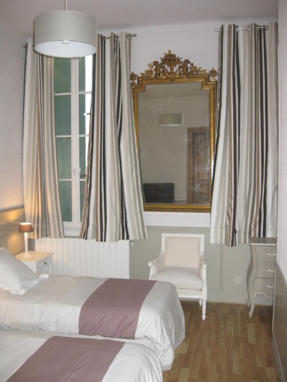 Hôtel De L'Amphithéâtre Nîmes Kamer foto